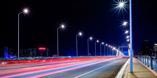 Iluminación urbana: Ventajas de la tecnología LED para iluminar parques públicos, plazas y espacios públicos